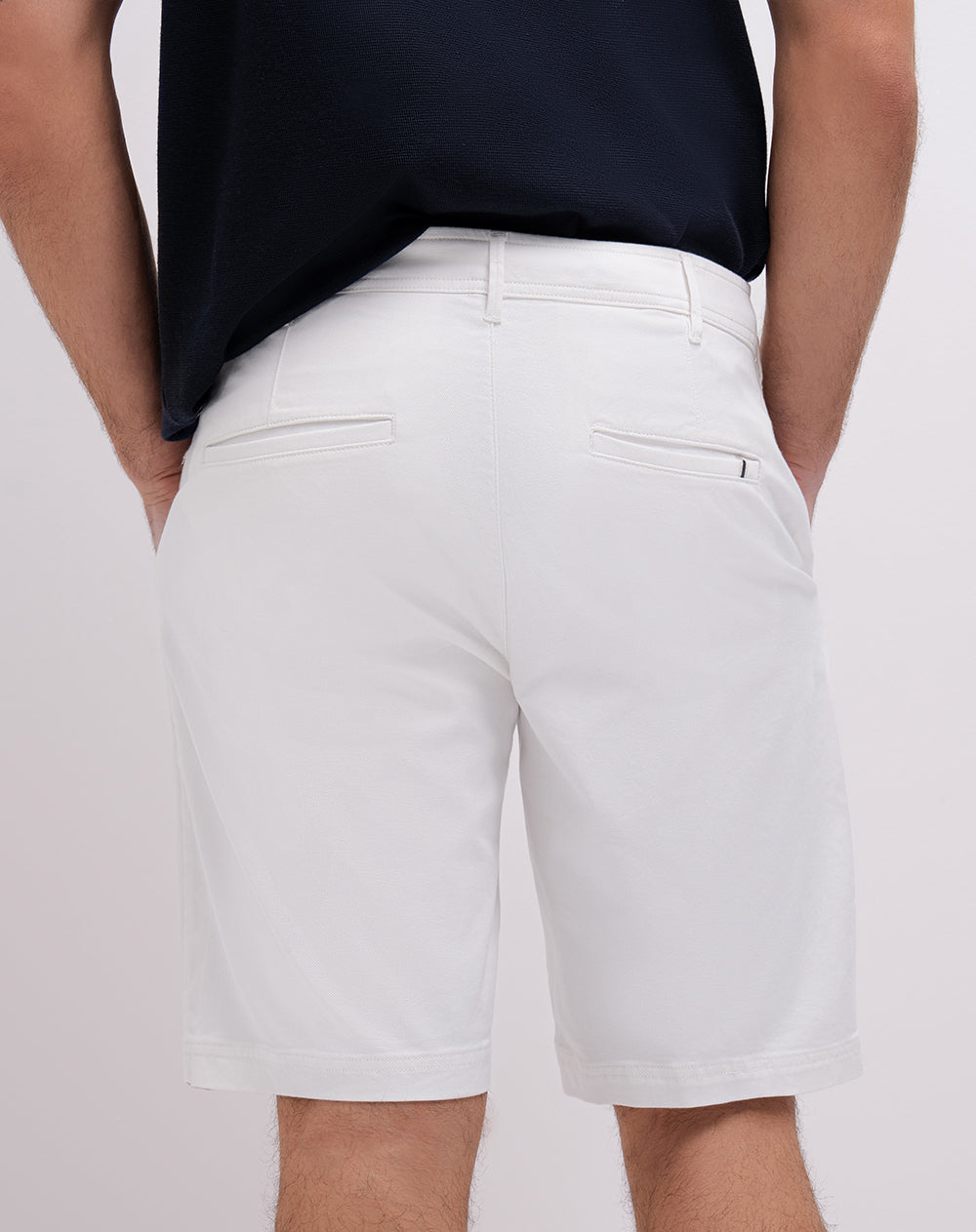 Bermuda semi ajustada blanca hombre