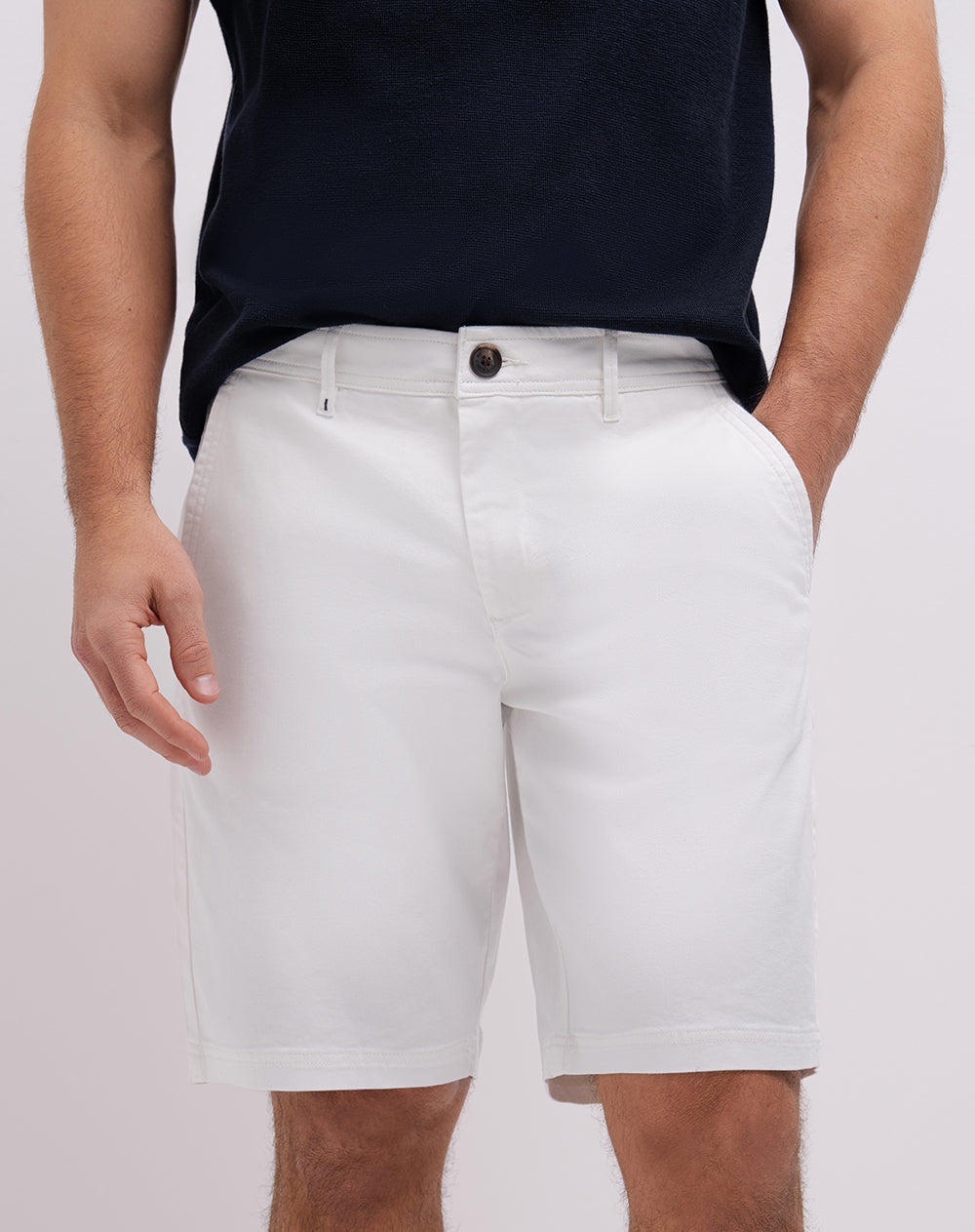 Bermuda semi ajustada blanca hombre