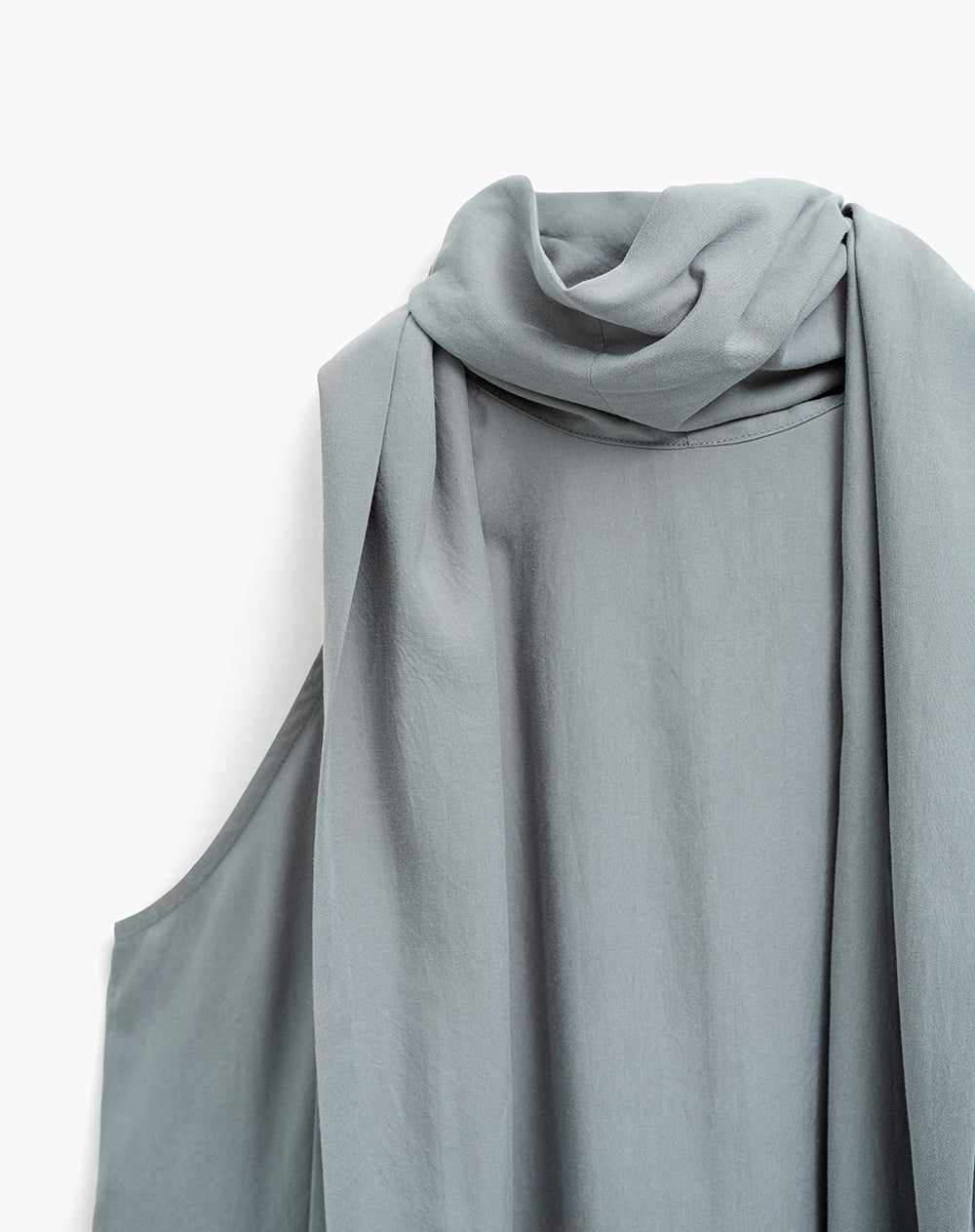Blusa halter cuello tipo bufanda gris mujer