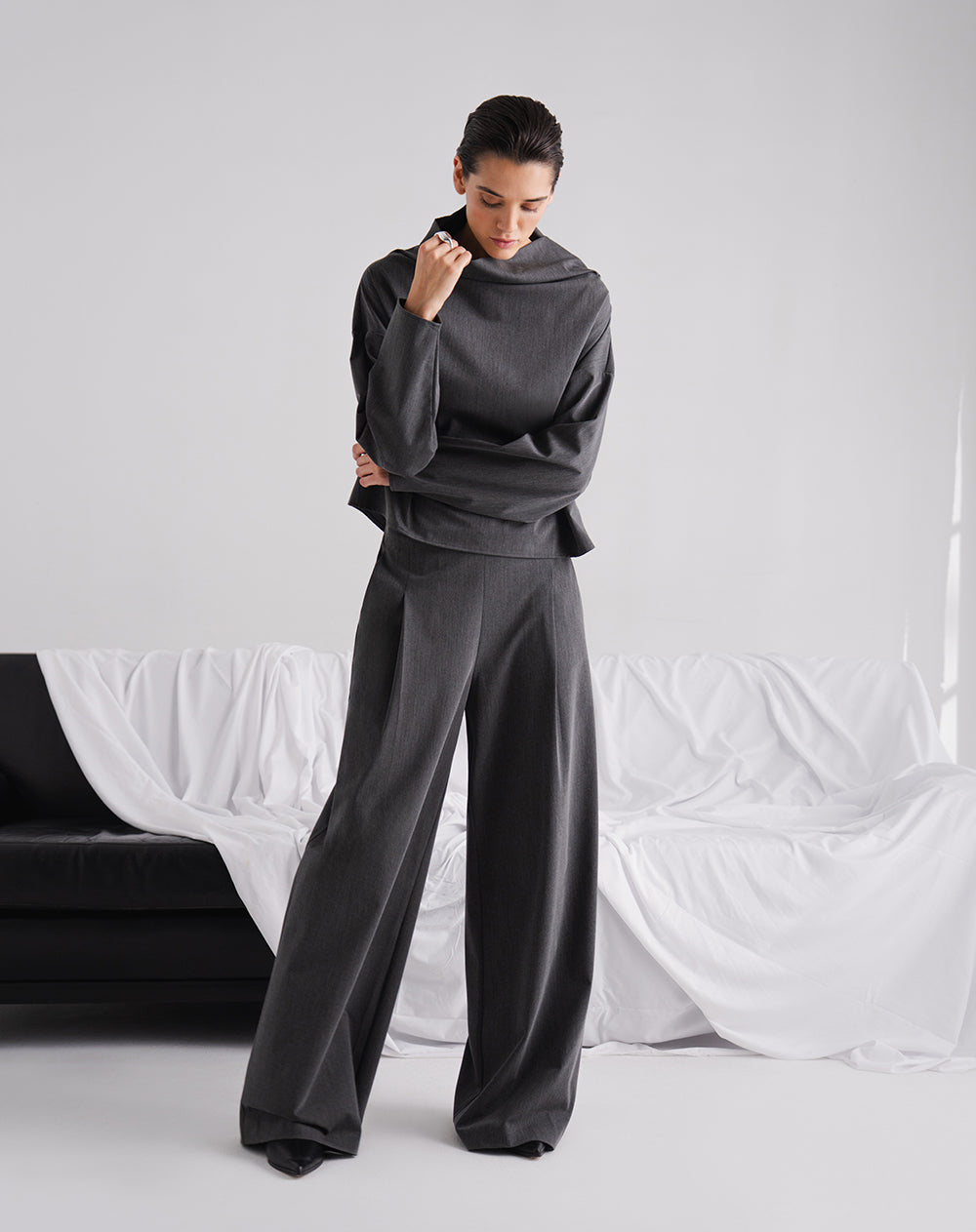 Pantalón regular tiro alto gris mujer