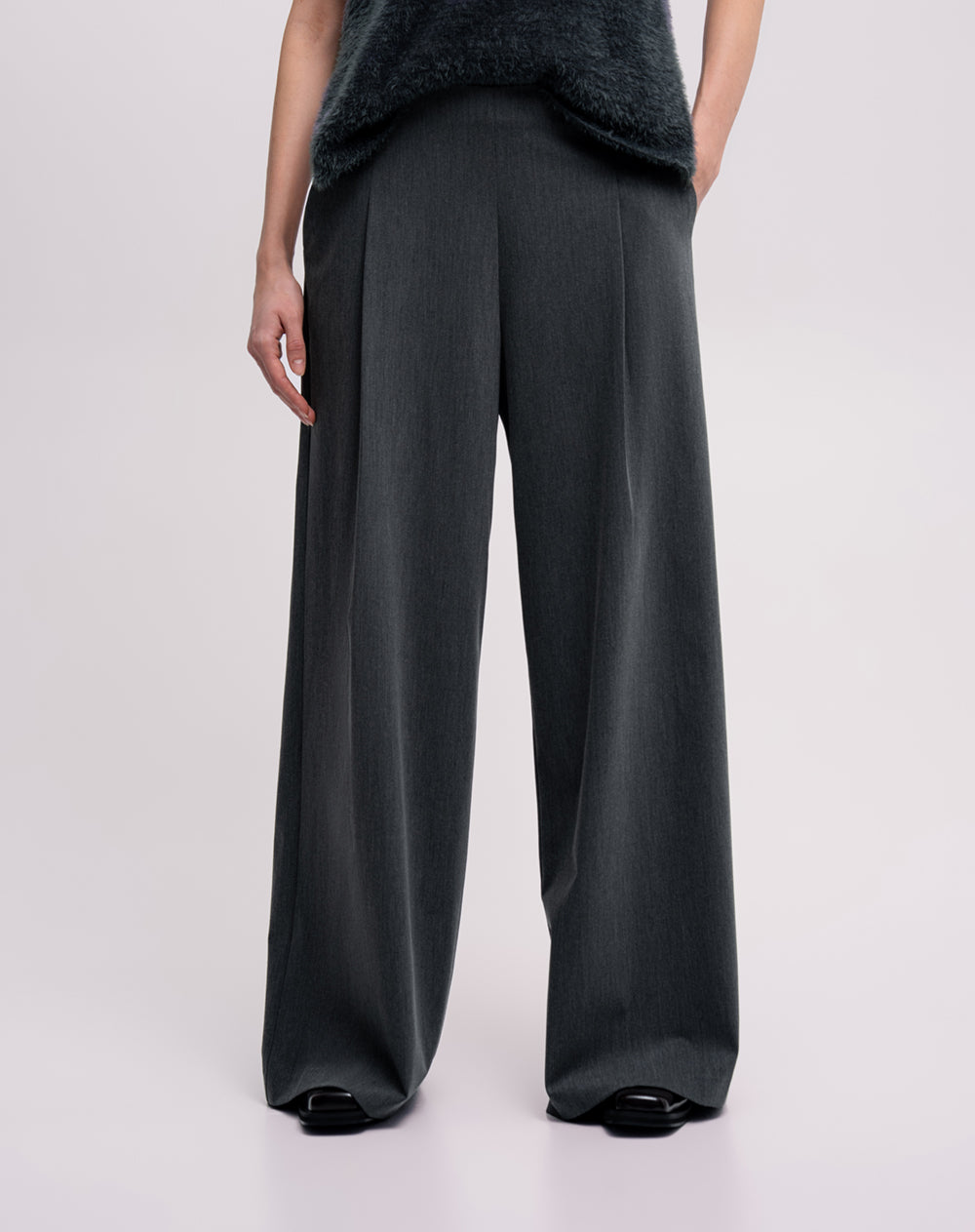Pantalón regular tiro alto gris mujer