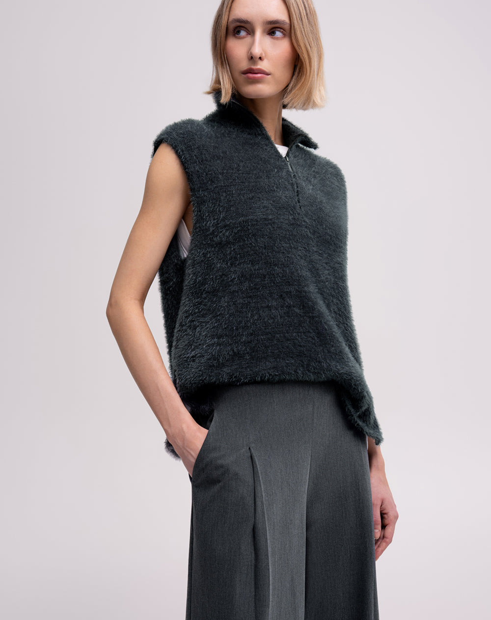 Pantalón regular tiro alto gris mujer