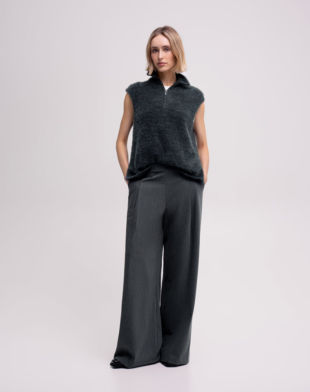 Pantalón regular tiro alto gris mujer