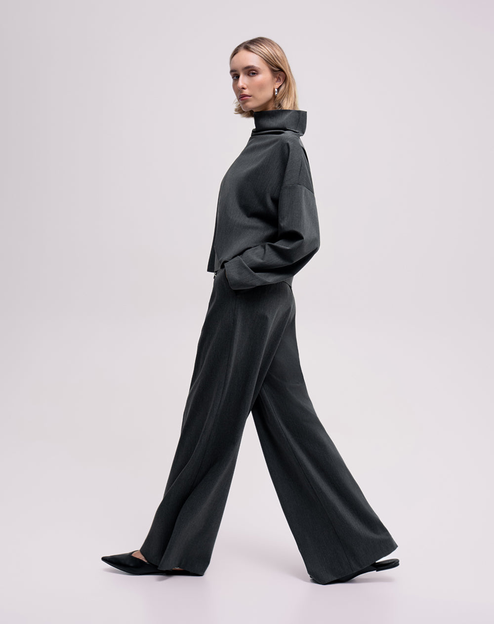 Pantalón regular tiro alto gris mujer