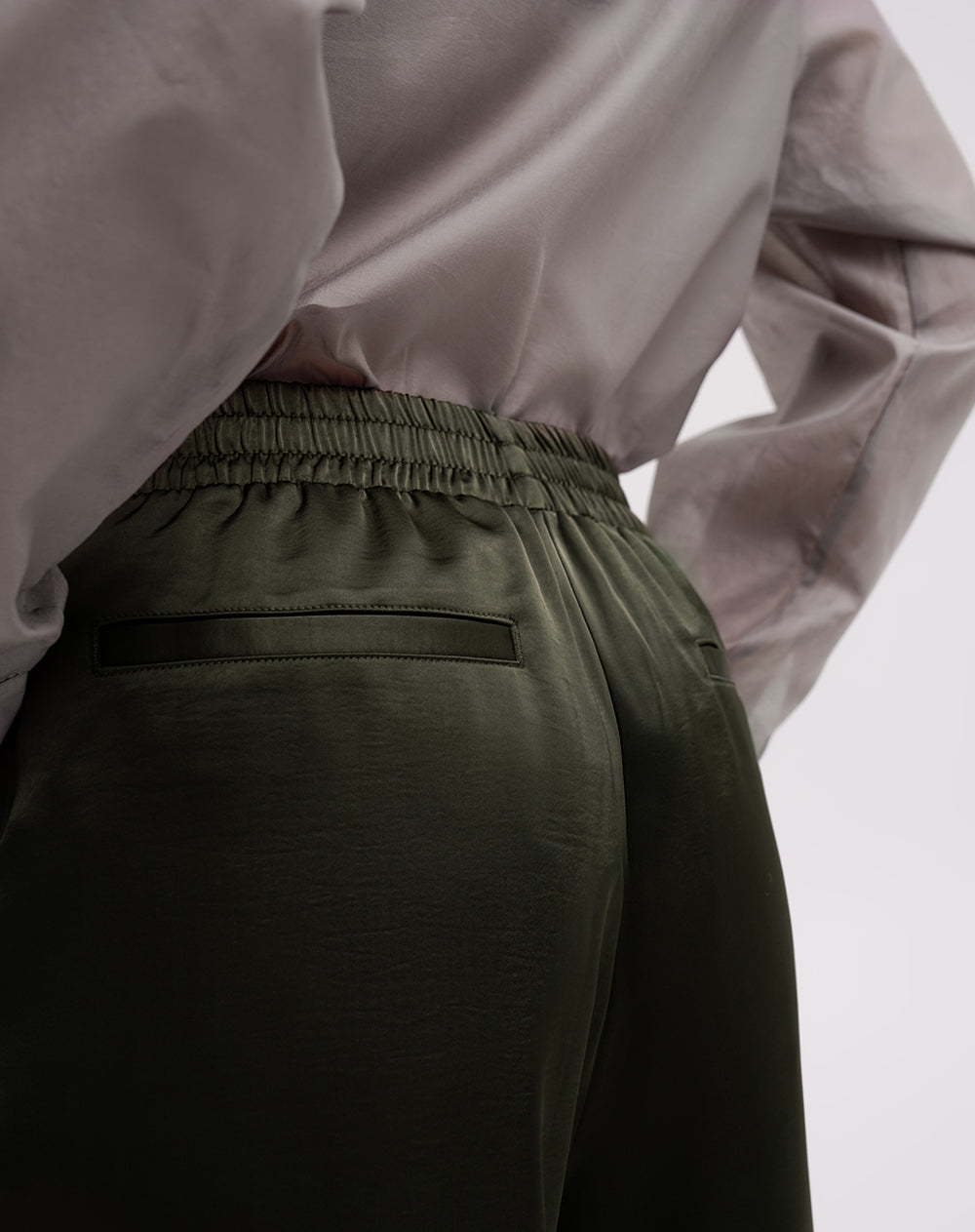 Pantalón relaxed fit tiro medio verde