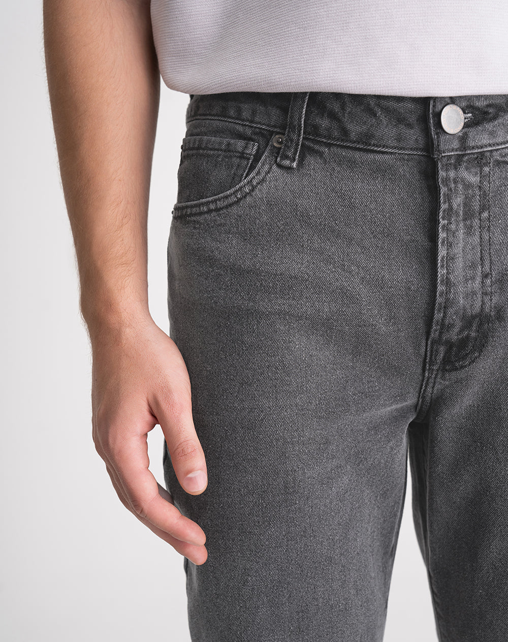 Jean regular fit tiro medio denim gris