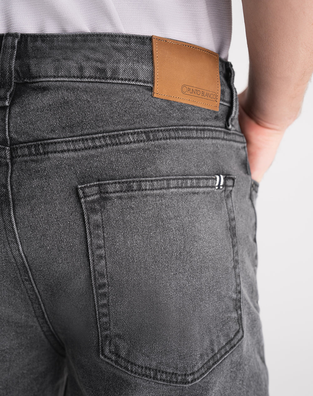 Jean regular fit tiro medio denim gris