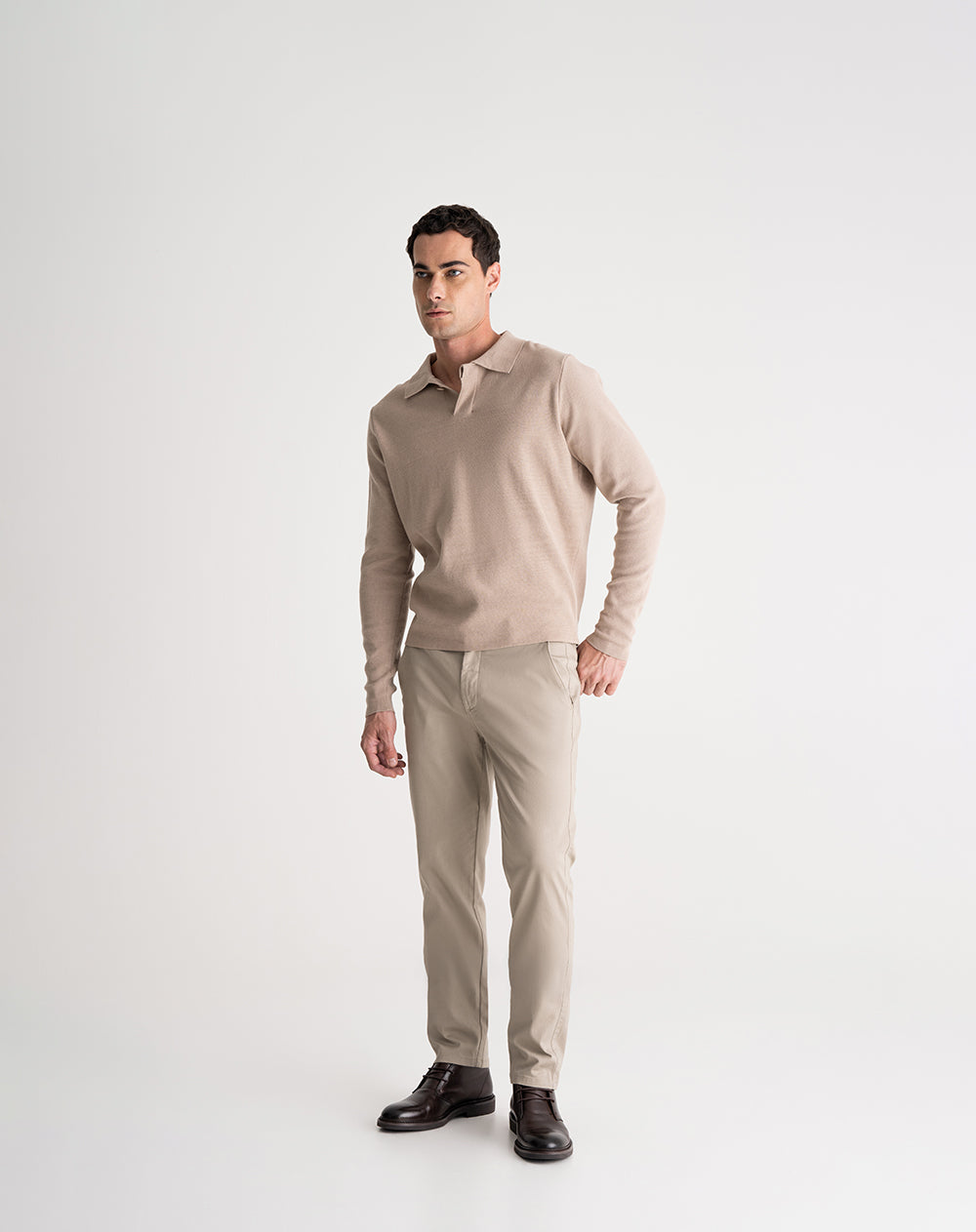 Pantalón regular fit tiro medio khaki