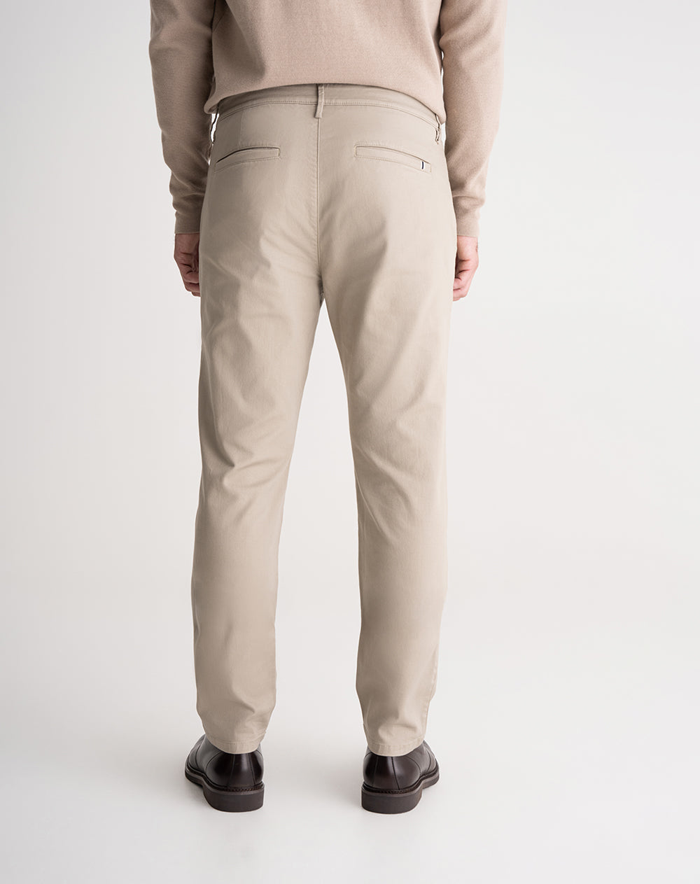 Pantalón regular fit tiro medio khaki