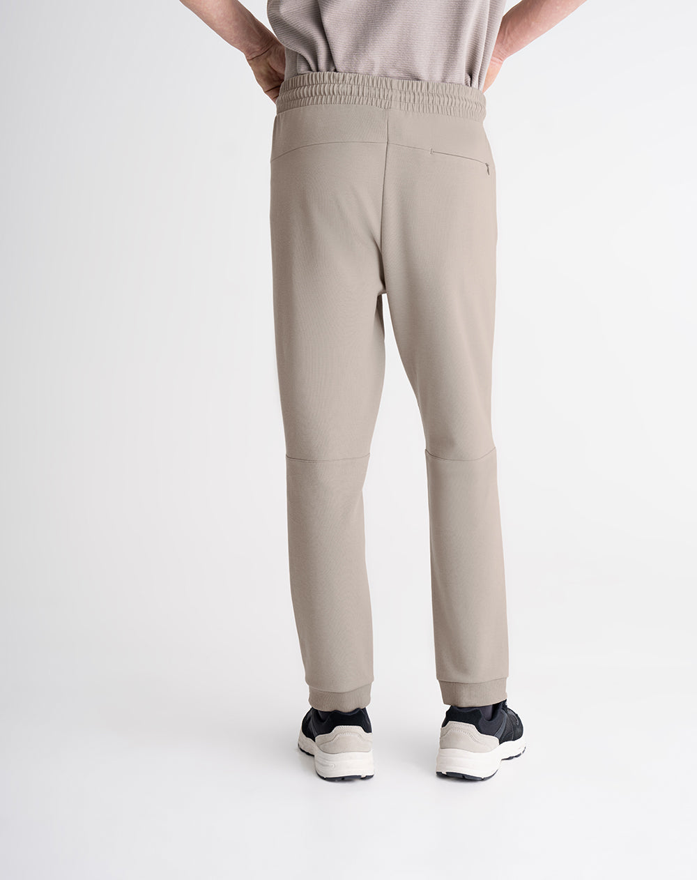 Jogger regular tacto suave taupe hombre
