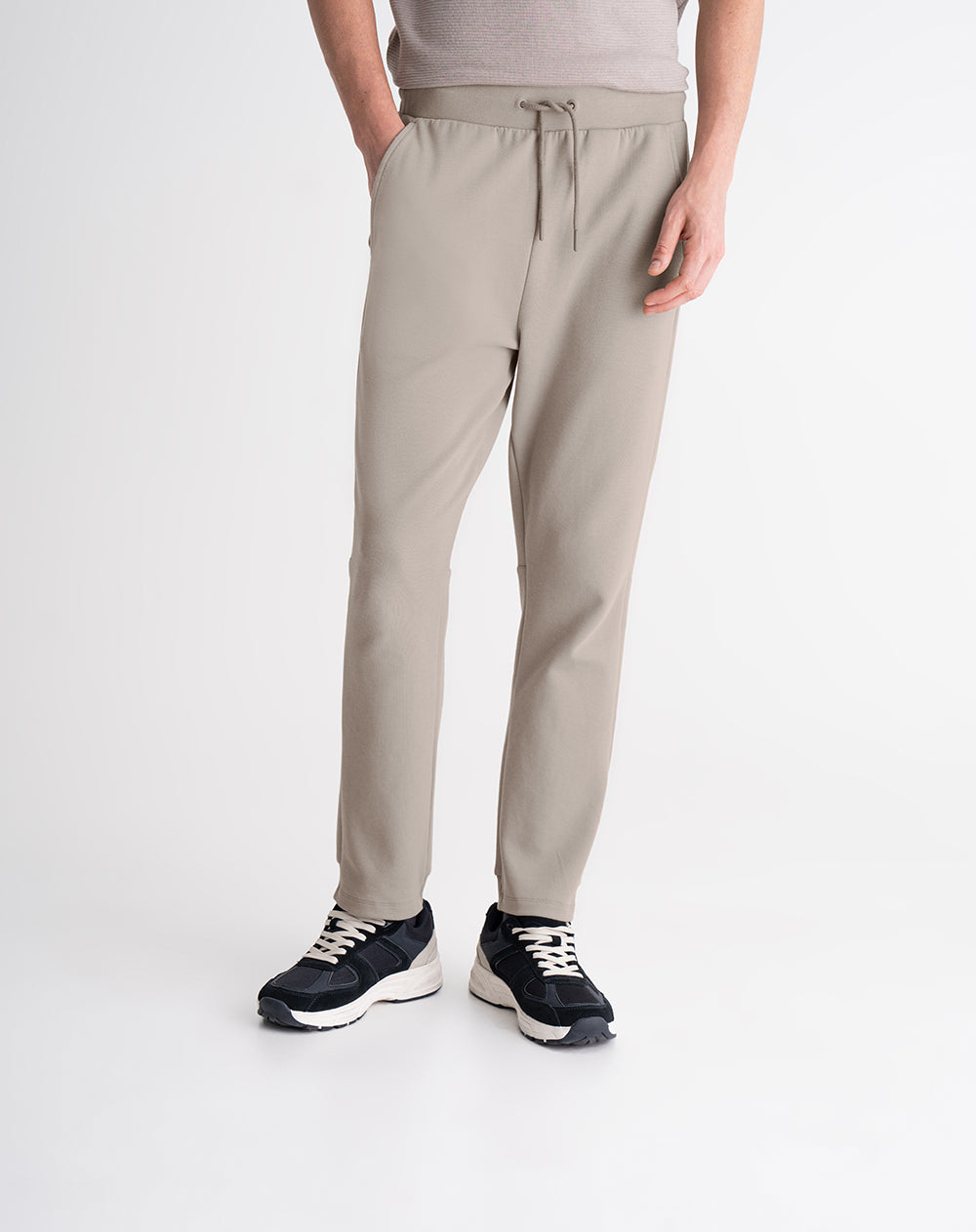 Jogger regular tacto suave taupe hombre