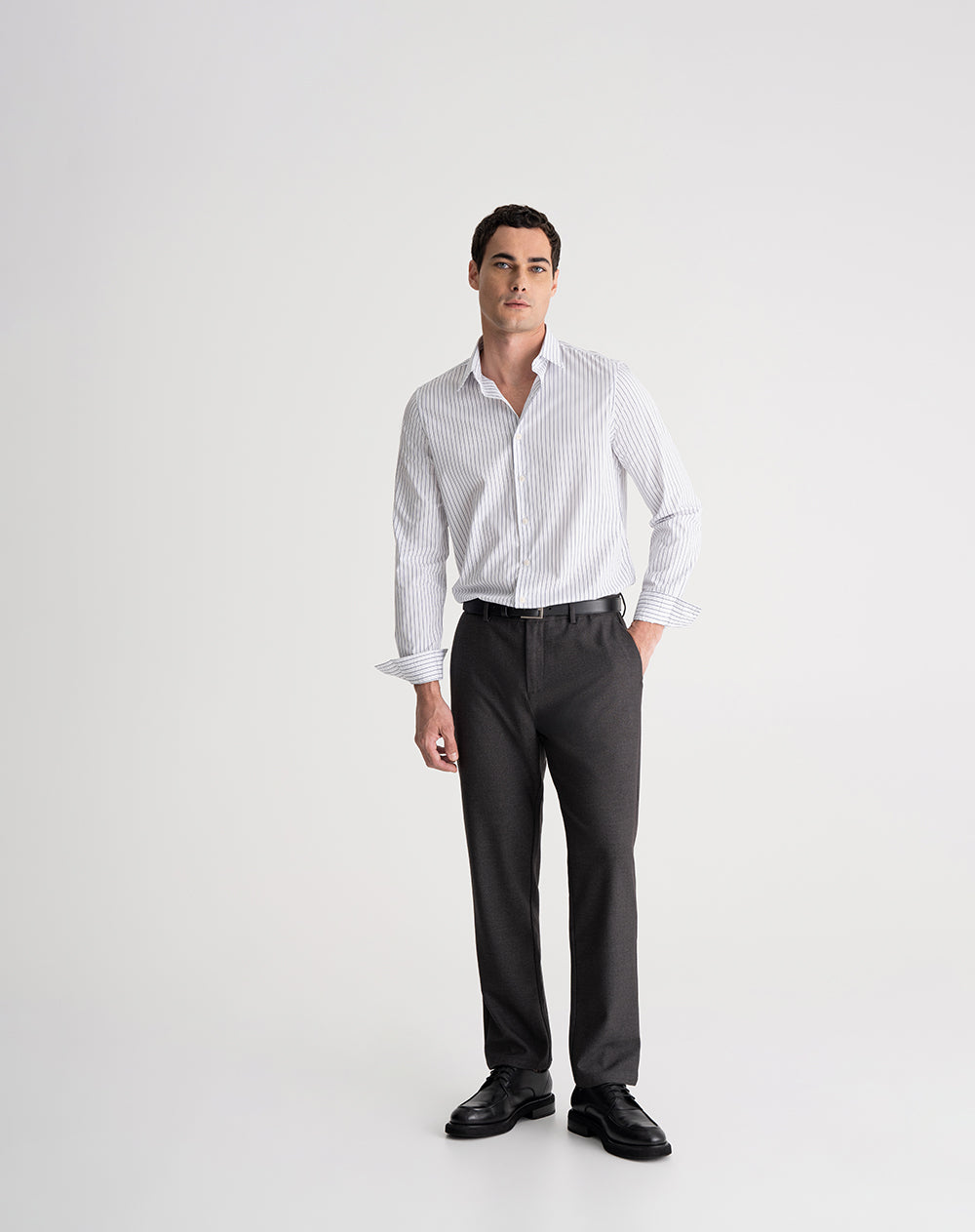 Pantalón regular fit tiro medio gris