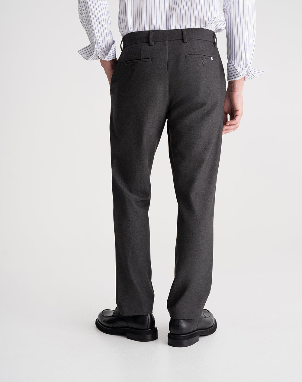 Pantalón regular fit tiro medio gris