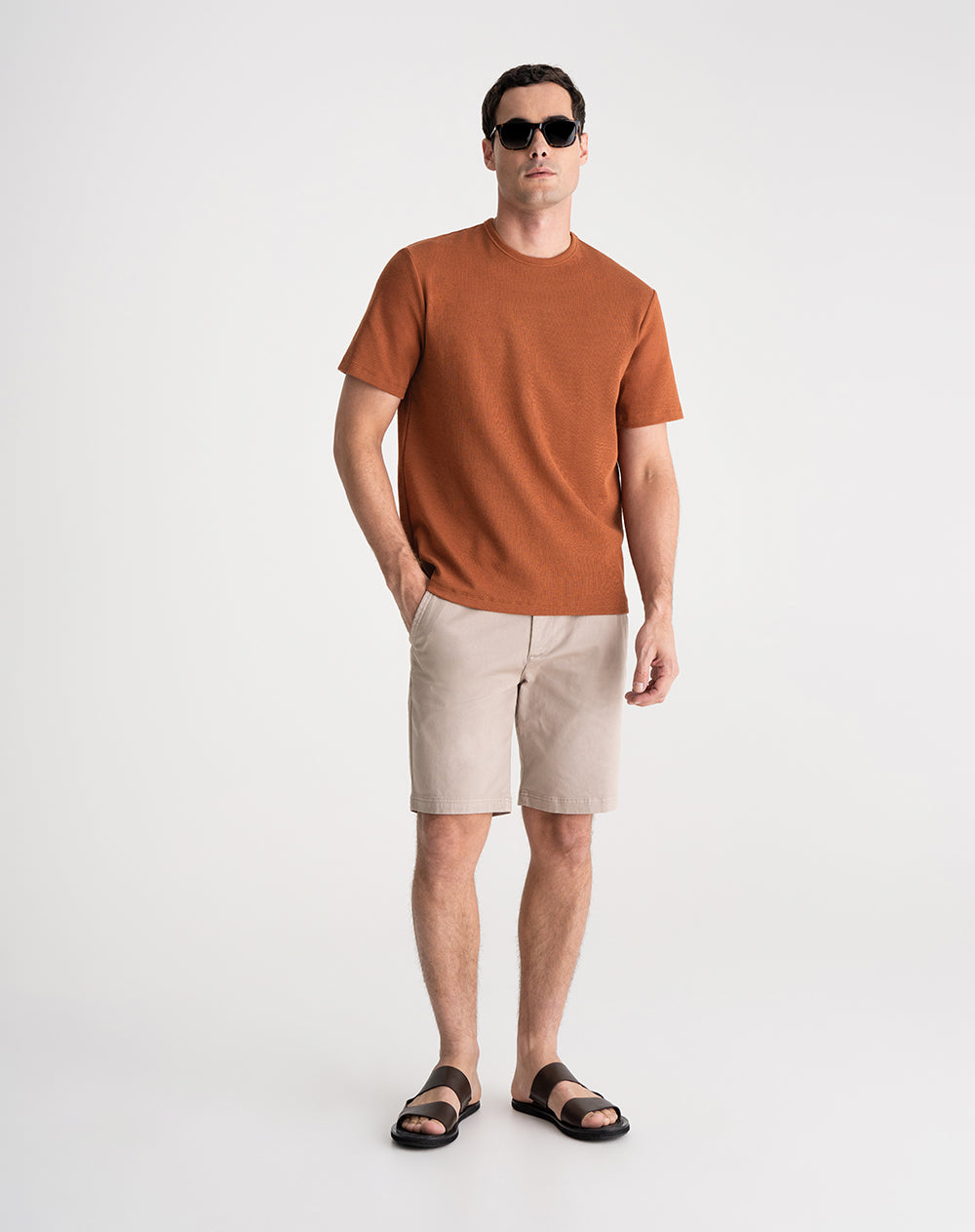 Camiseta regular fit manga corta café