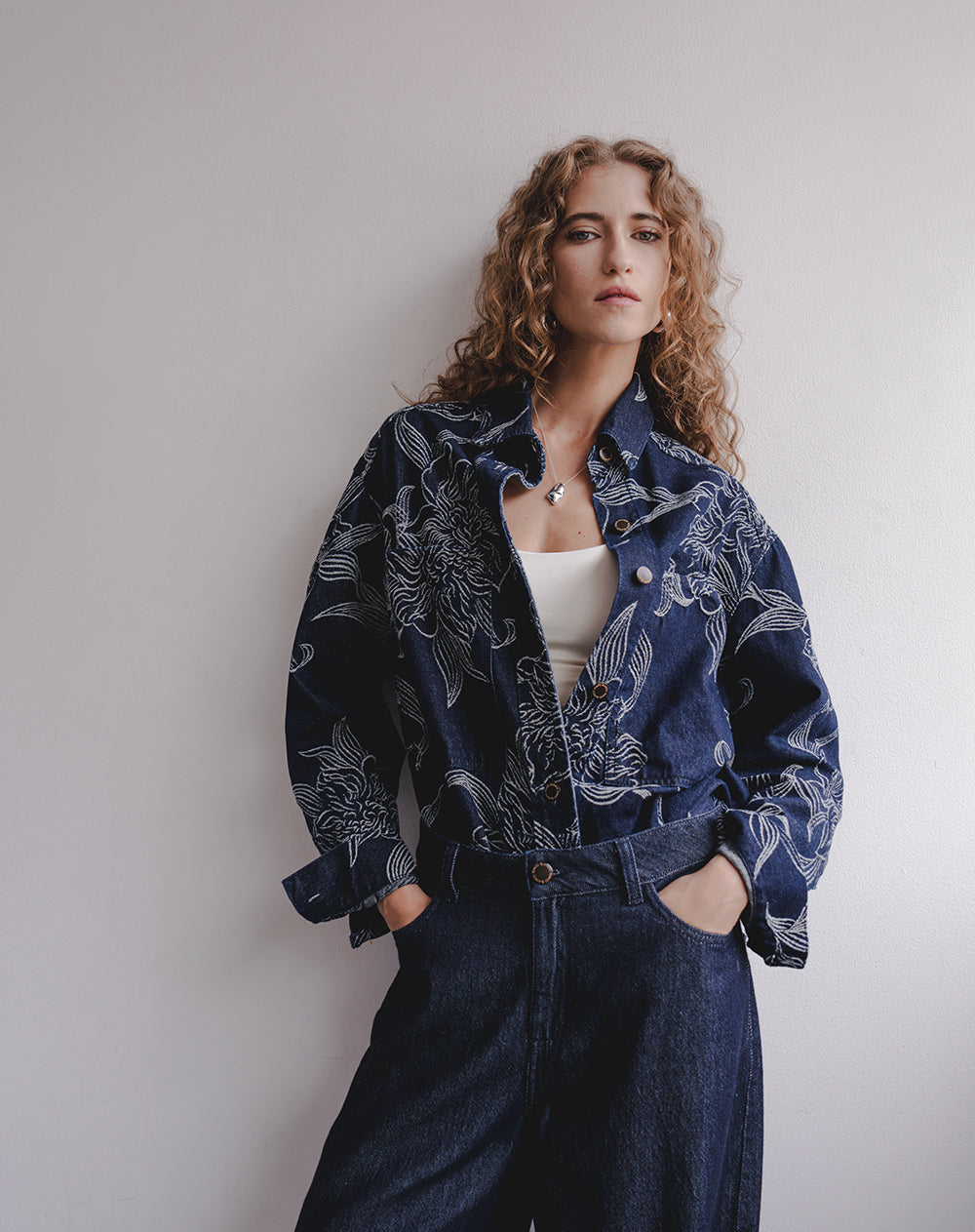 Camisa manga larga oversize bordada índigo oscuro mujer