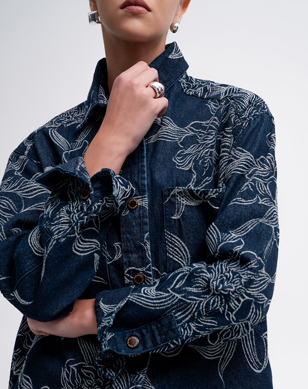 Camisa manga larga oversize bordada índigo oscuro mujer