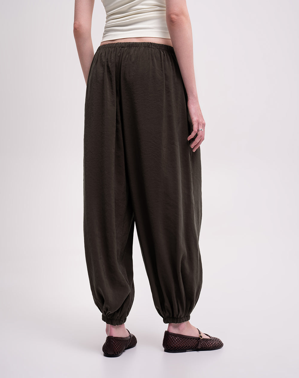 Pantalón oversize tiro alto café mujer