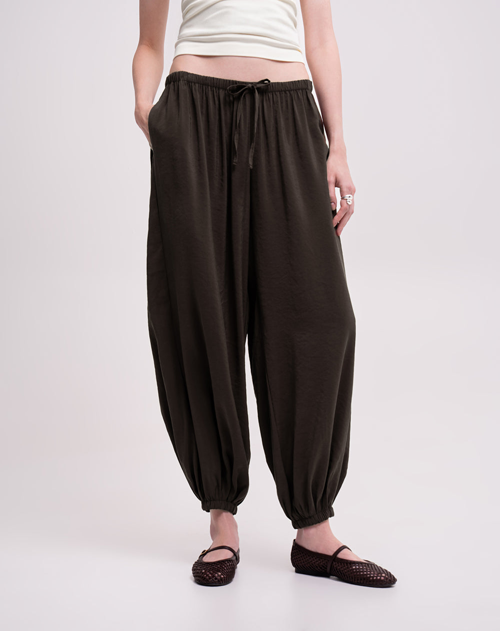 Pantalón harem tiro alto bota elástica café mujer