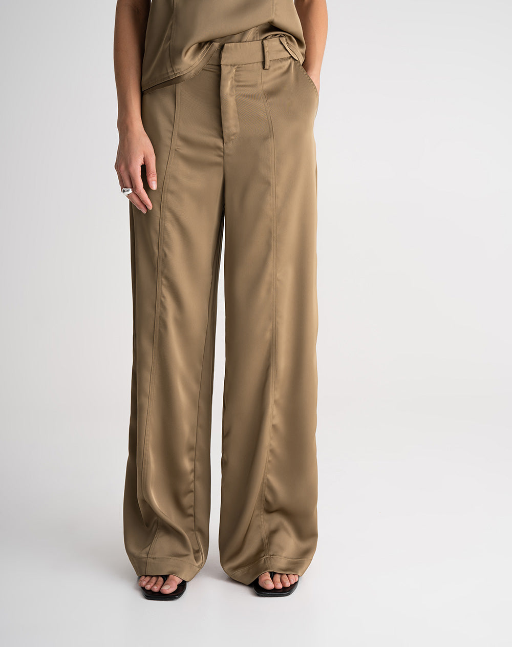 Pantalón wide leg tiro alto satín café mujer
