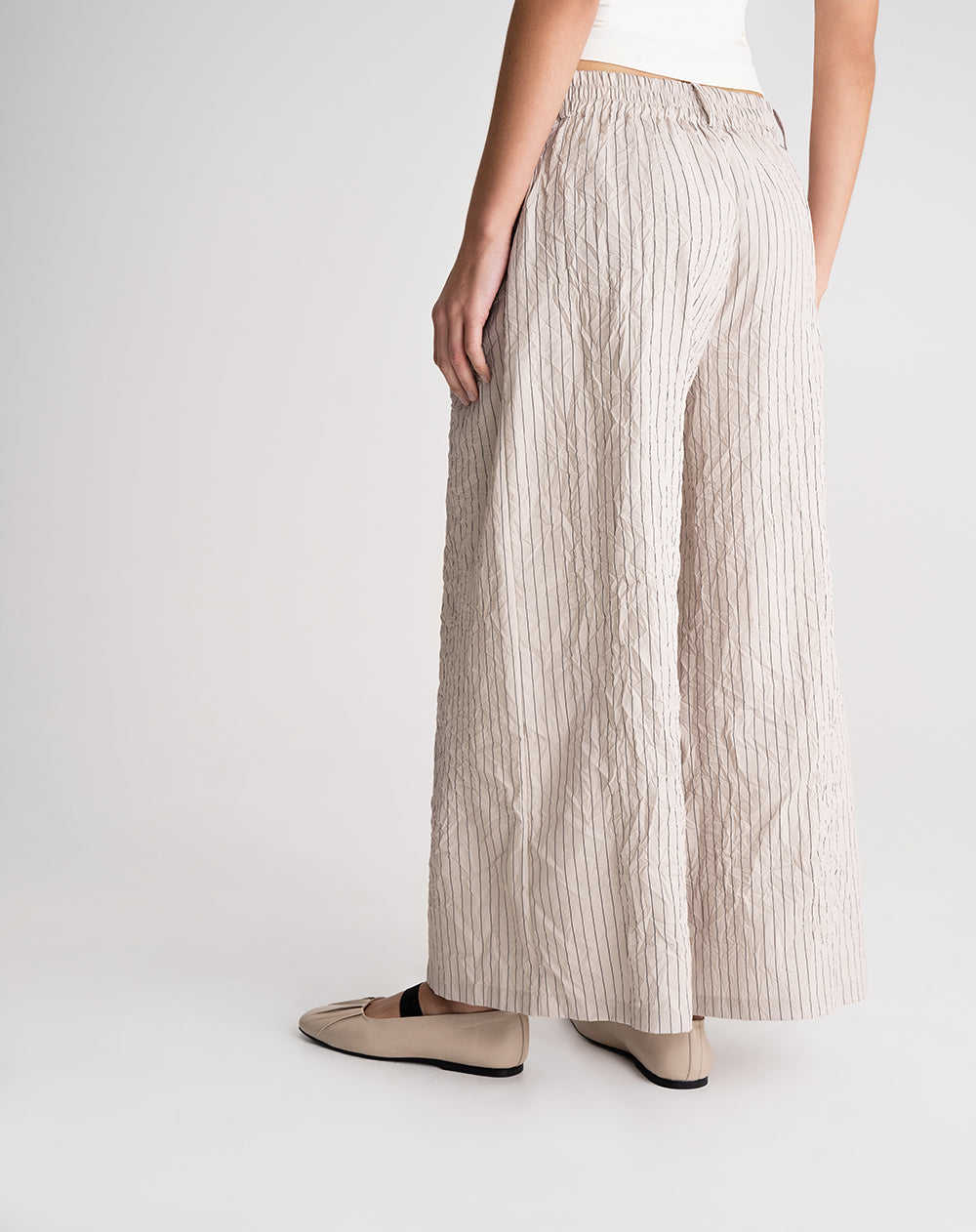 Pantalón loose fit tiro alto habano rayas