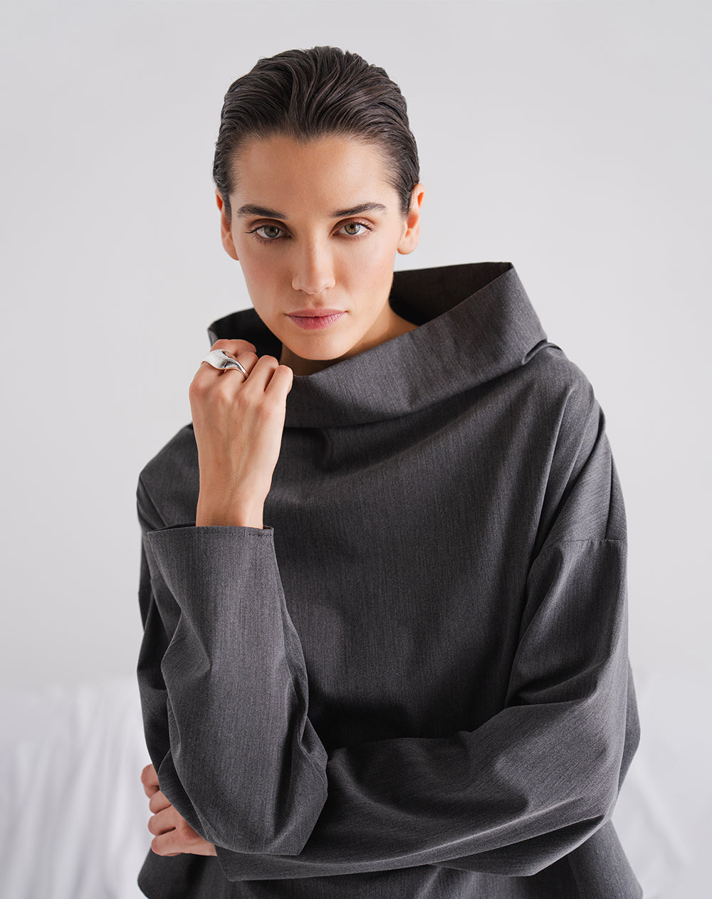 Camisa  manga larga oversize cuello alto gris mujer