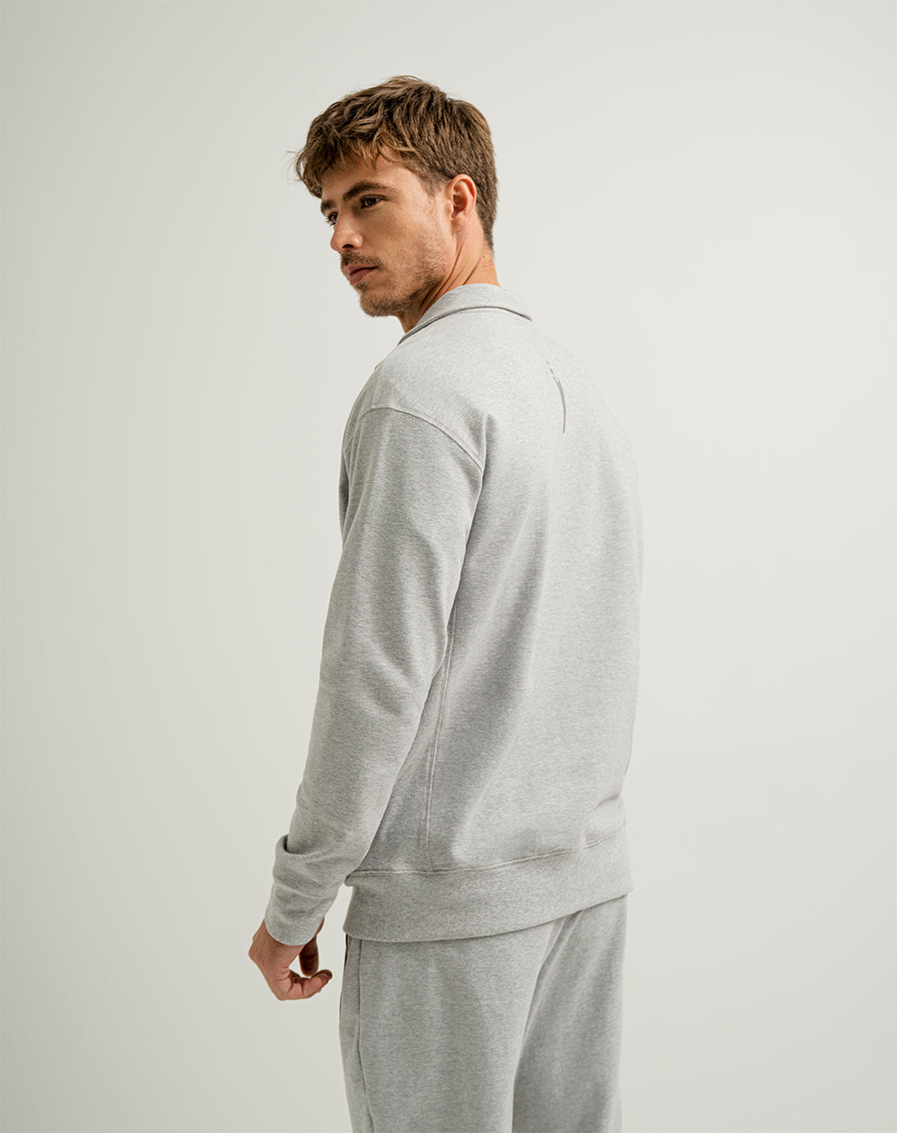 Buzo algodón sostenible cuello alto gris para hombre