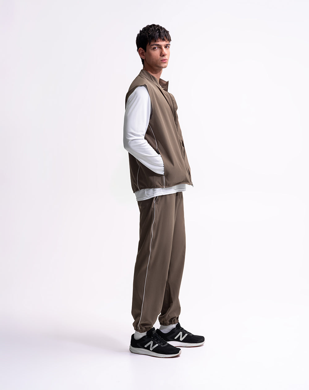 Pantalón regular fit tiro medio cafe