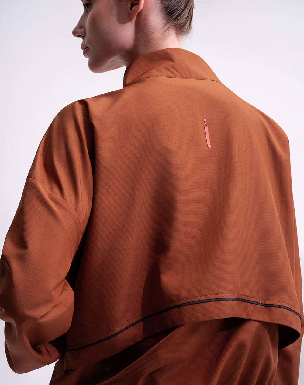 Chaqueta rompevientos terracota mujer