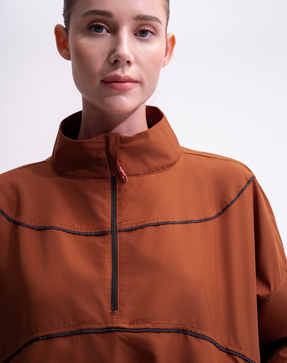 Chaqueta rompevientos terracota mujer