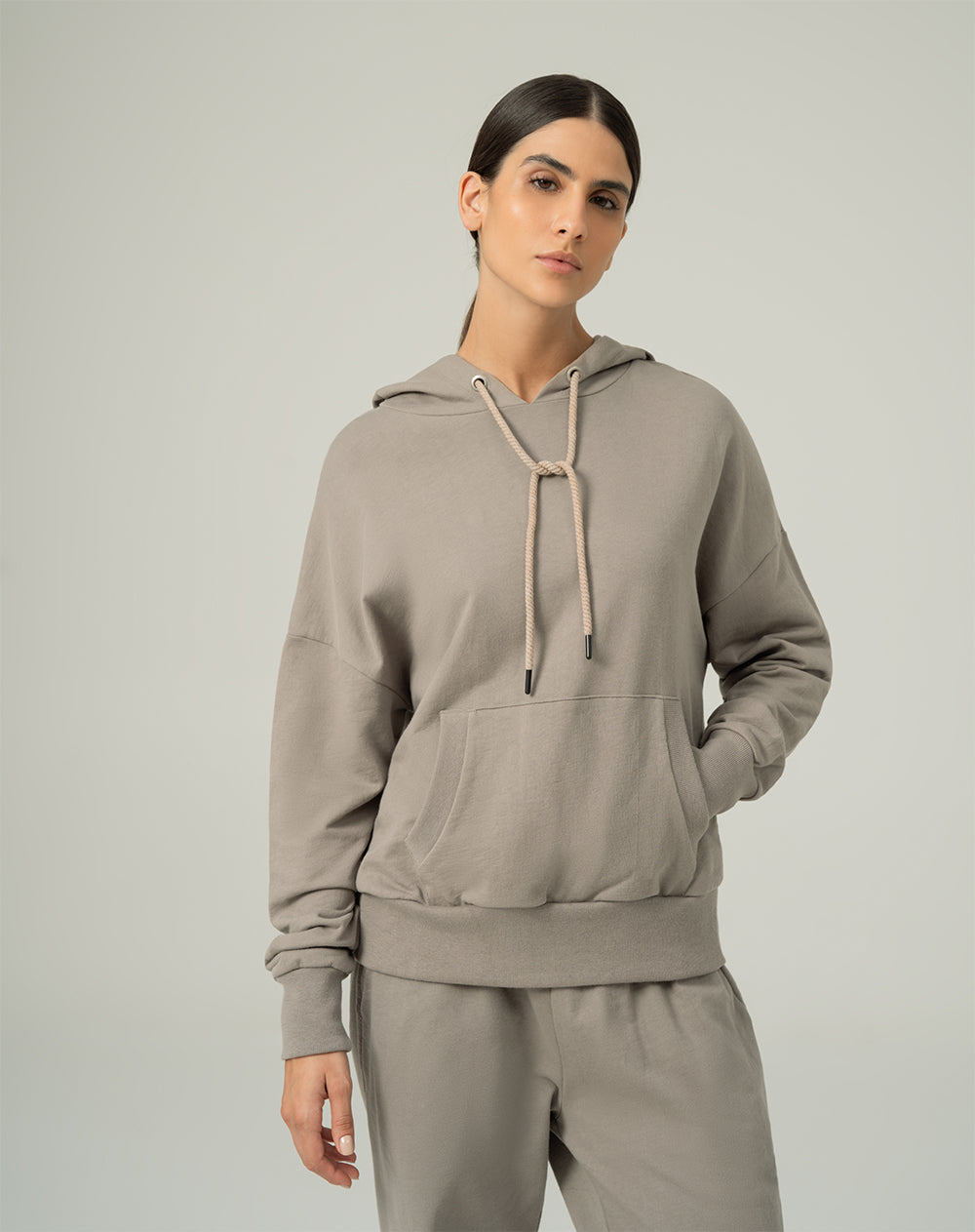 Buzo algodón sostenible bolsillo frontal cáfe para mujer