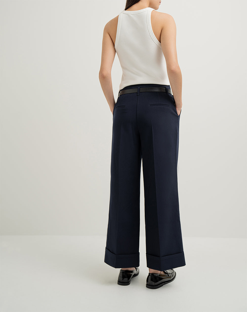 Pantalón regular fit tiro alto y correa