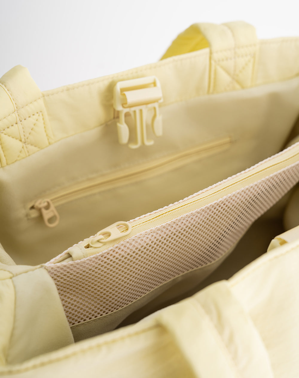 Bolso tote acolchado amarillo