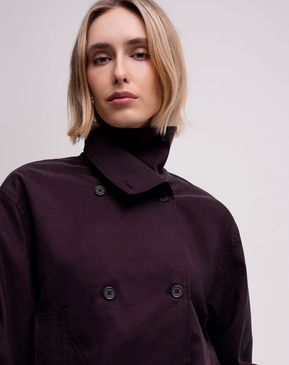 Chaqueta trench corta  vino tinto mujer
