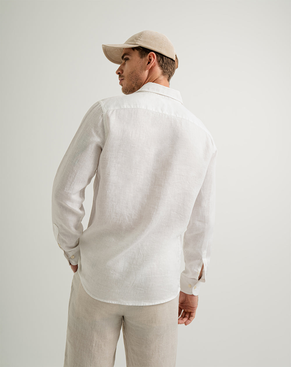 Camisa regular fit en lino manga larga blanca