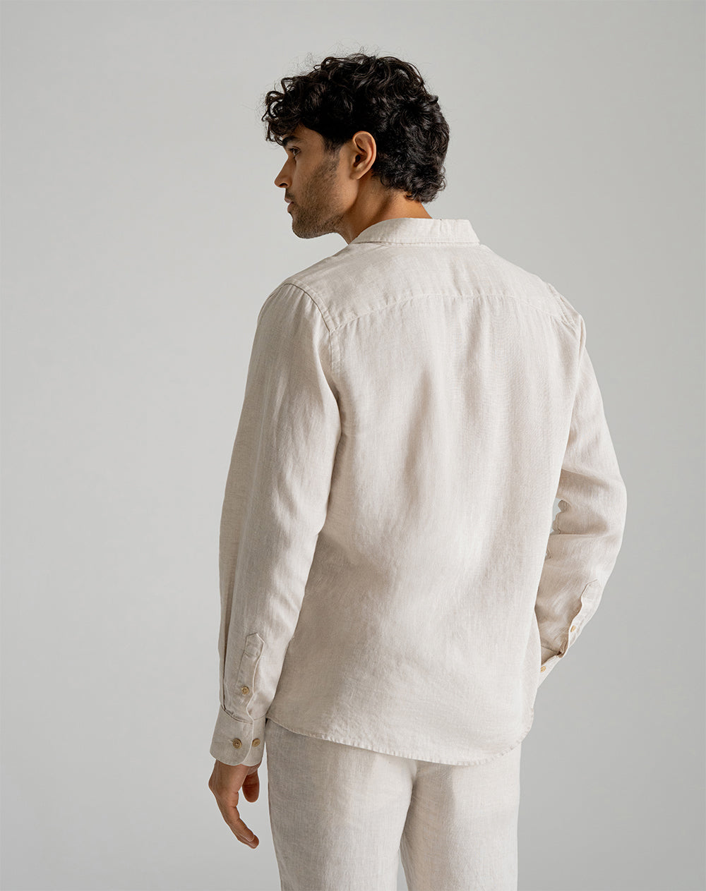 Camisa regular fit en lino manga larga kaki