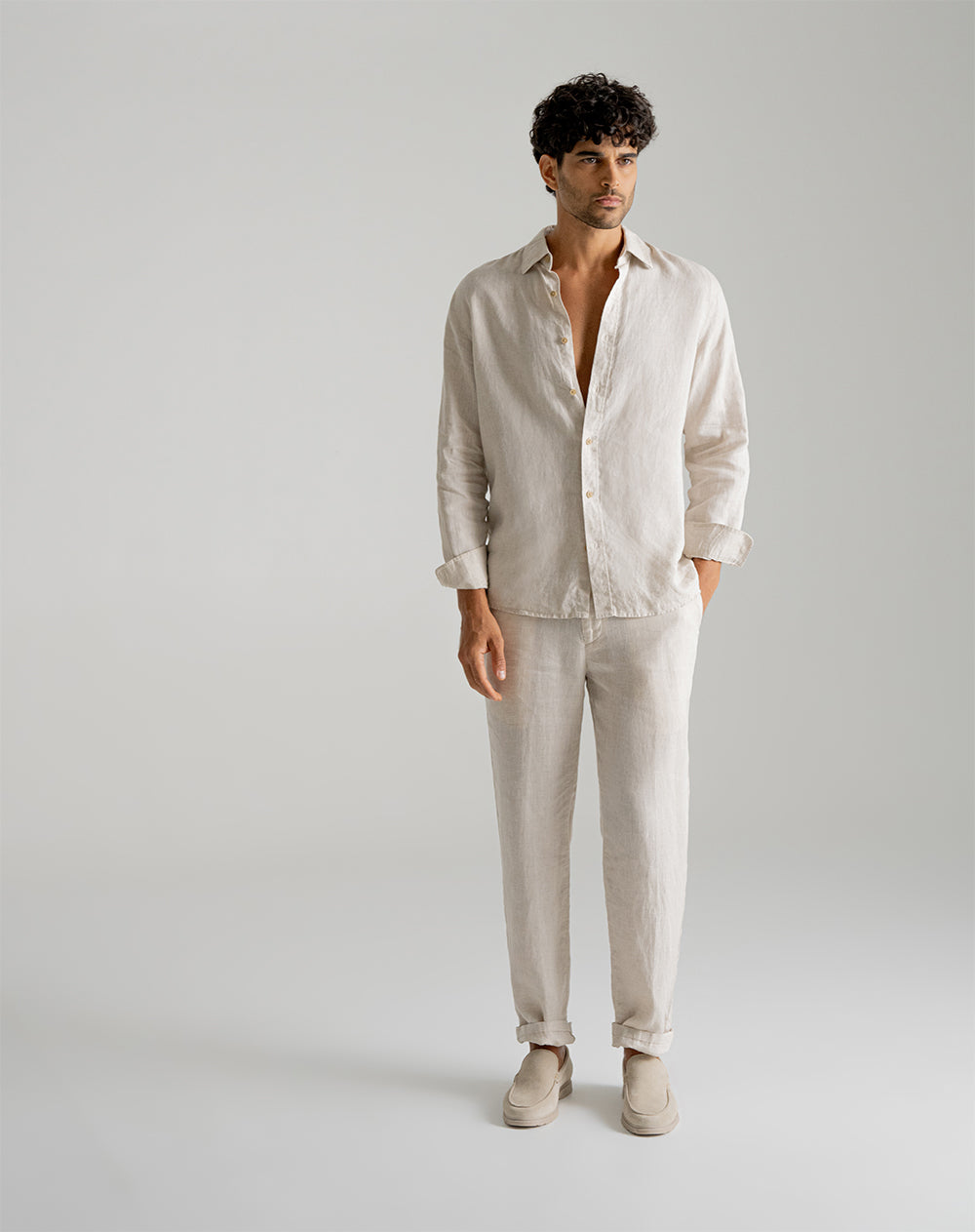 Camisa regular fit en lino manga larga kaki