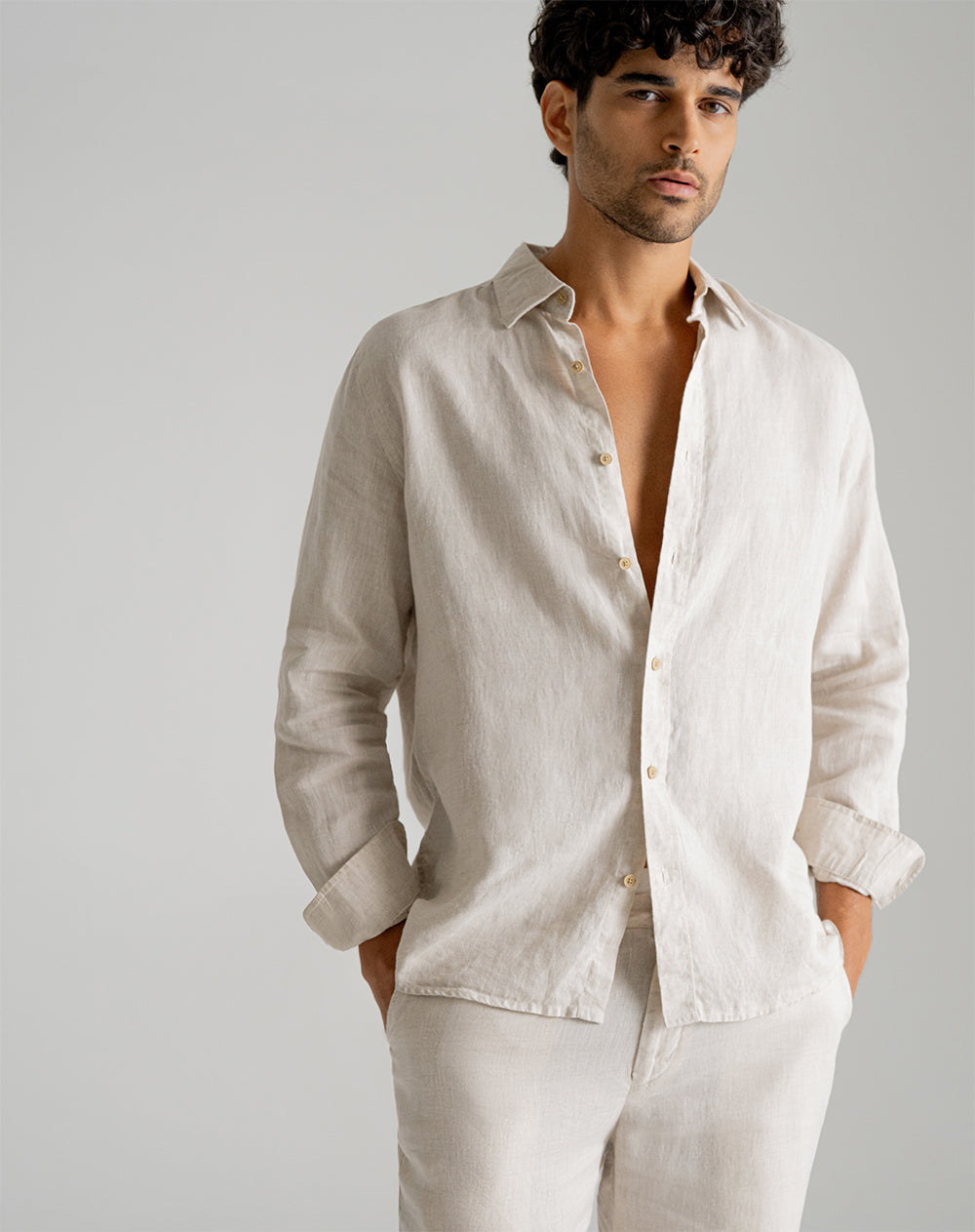 Camisa regular fit en lino manga larga kaki