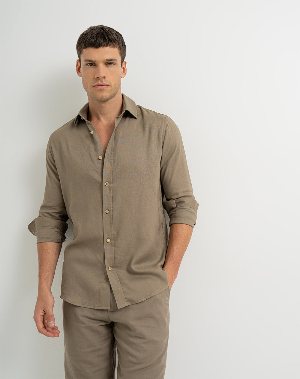 Camisa regular fit manga larga taupe