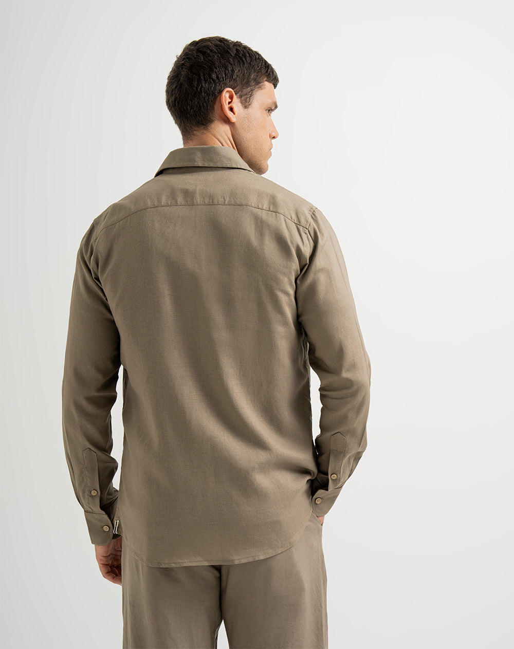 Camisa regular fit manga larga taupe