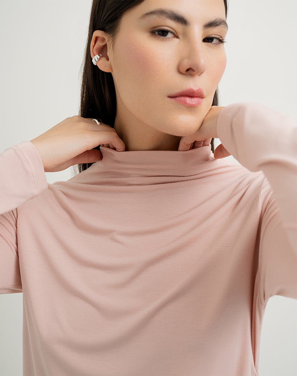 Camibuzo semi ajustado algodón sostenible cuello tortuga rosa mujer