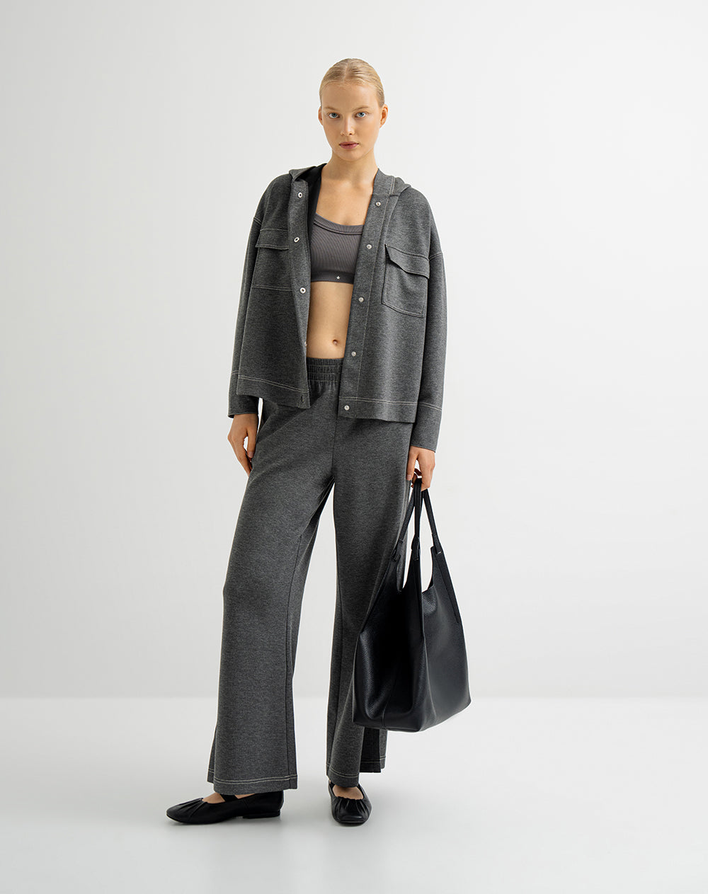 Chaqueta broches frontales y capucha gris para mujer