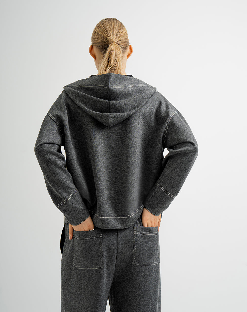 Chaqueta broches frontales y capucha gris para mujer