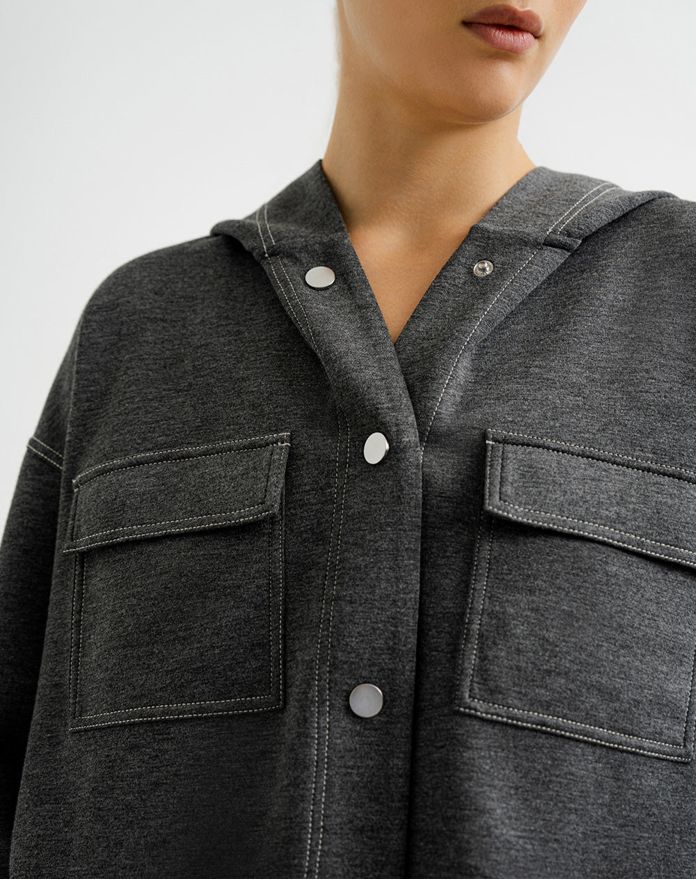Chaqueta broches frontales y capucha gris para mujer