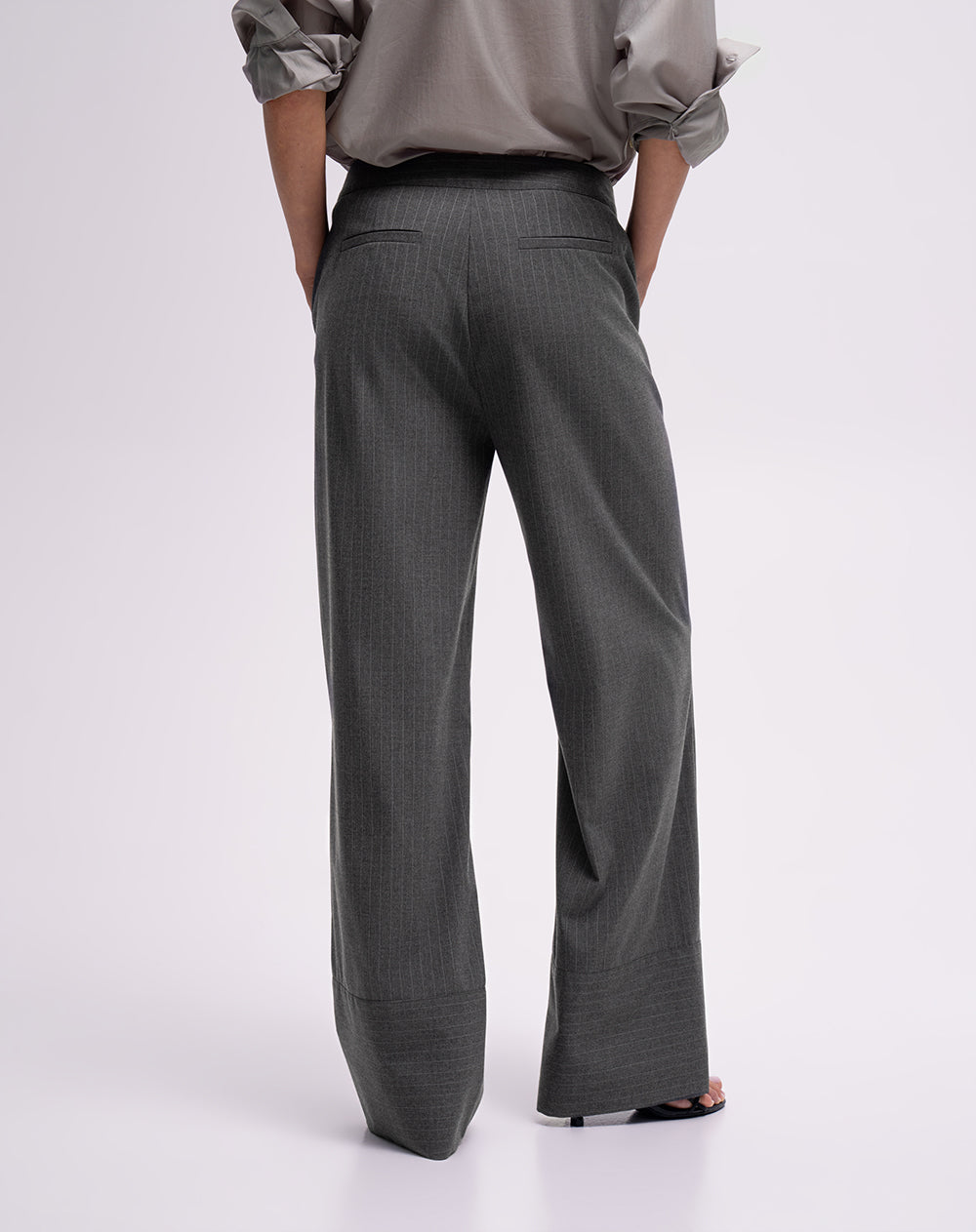 Pantalón straight leg pinstripes tiro alto gris mujer