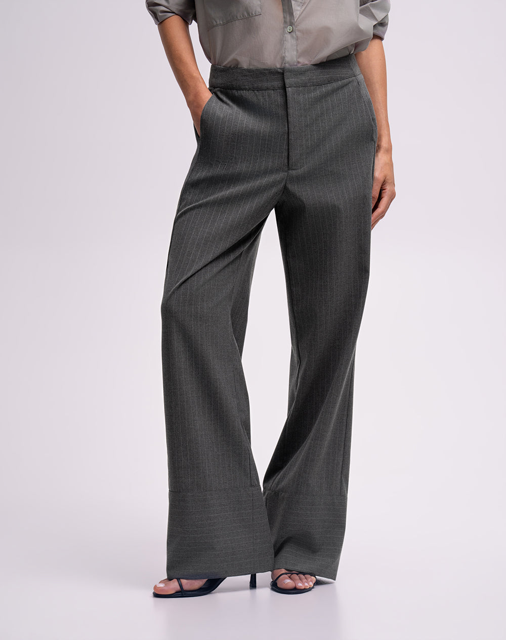 Pantalón straight leg pinstripes tiro alto gris mujer