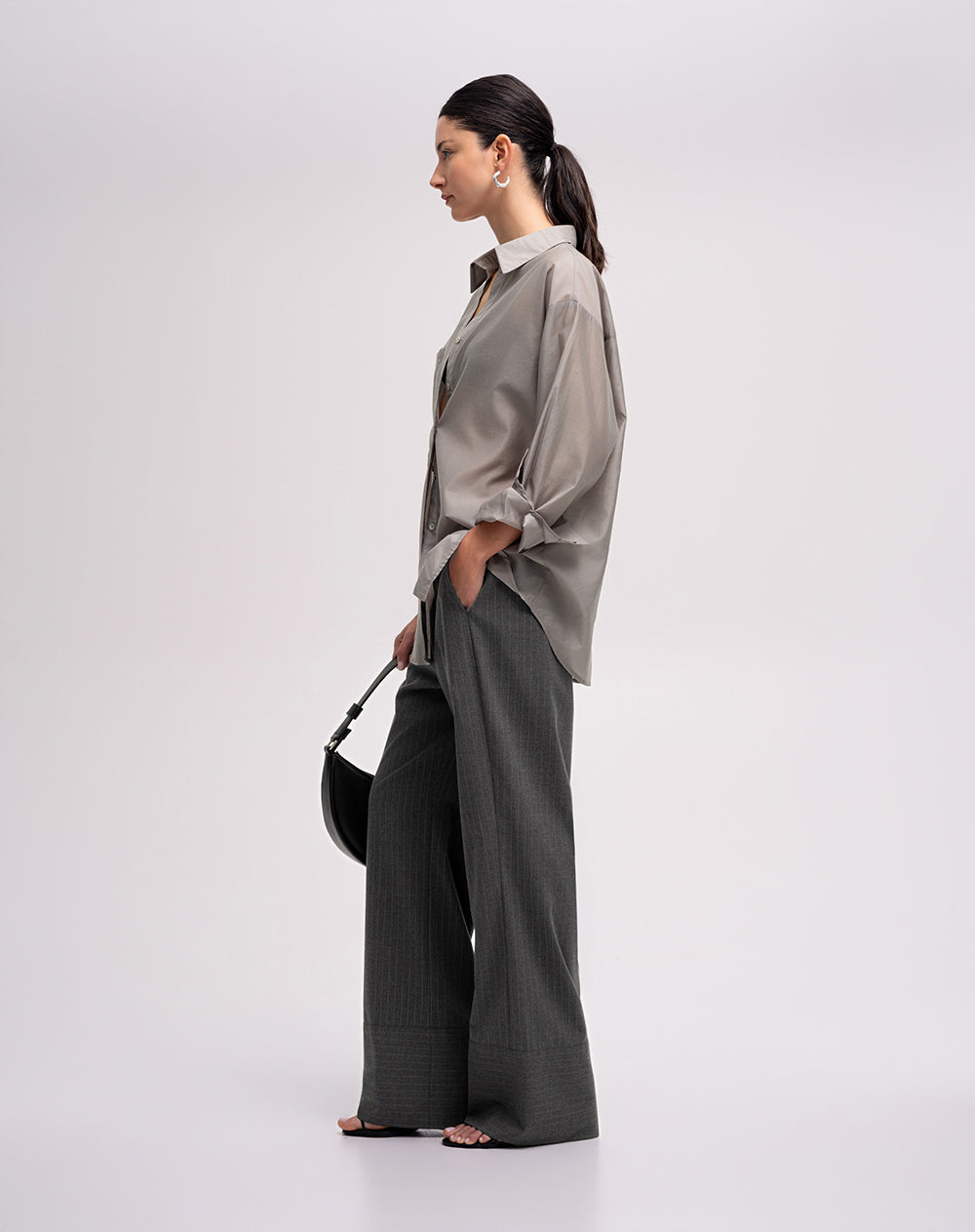 Pantalón straight leg pinstripes tiro alto gris mujer