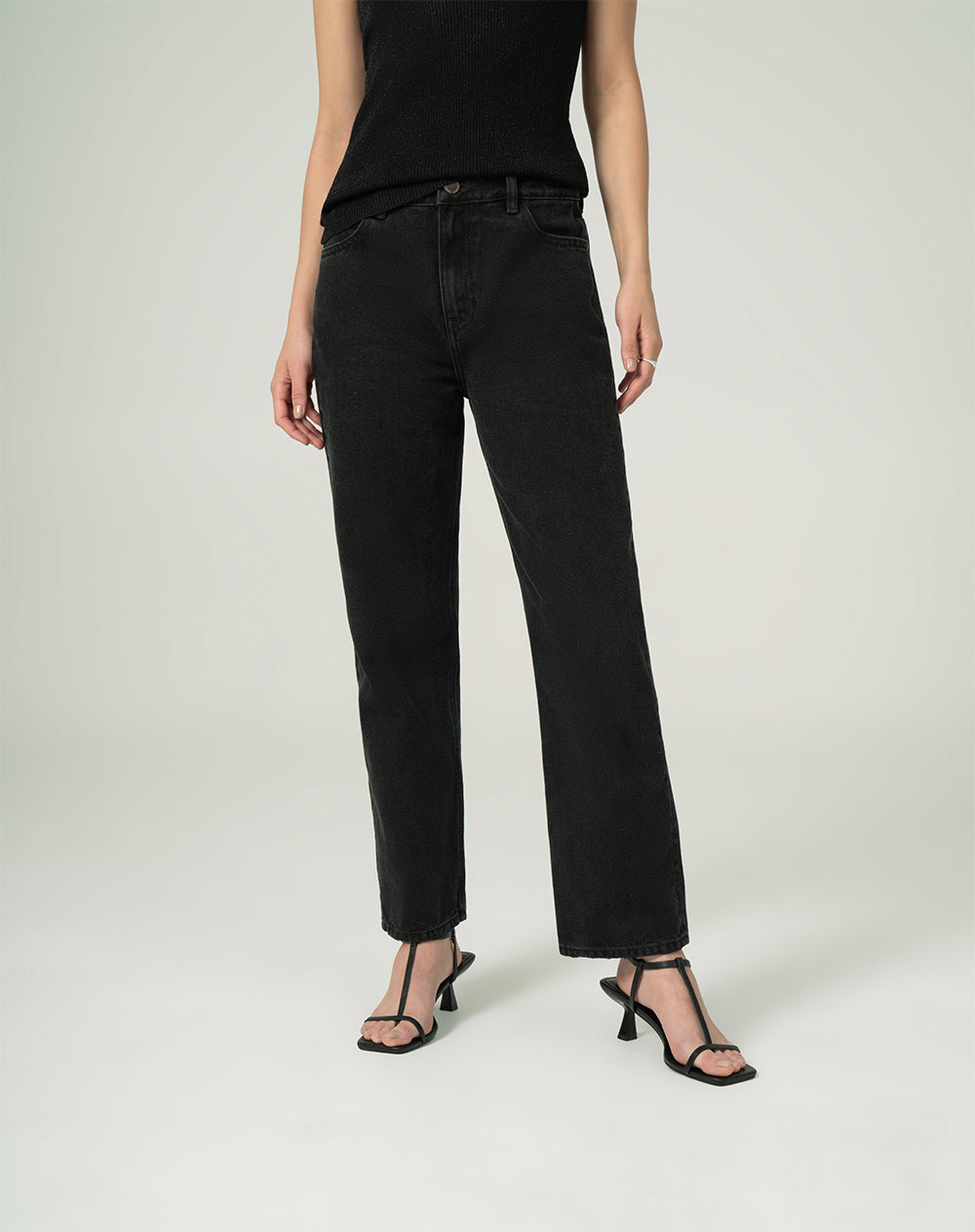 Jean regular fit tiro alto denim negro