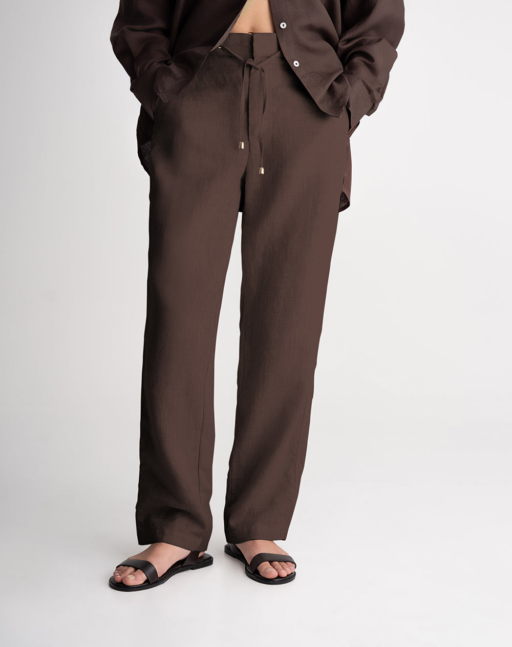 Pantalón relaxed fit tiro alto cafe