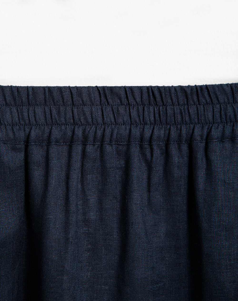 Falda midi tiro alto bolsillos laterales azul marino para mujer