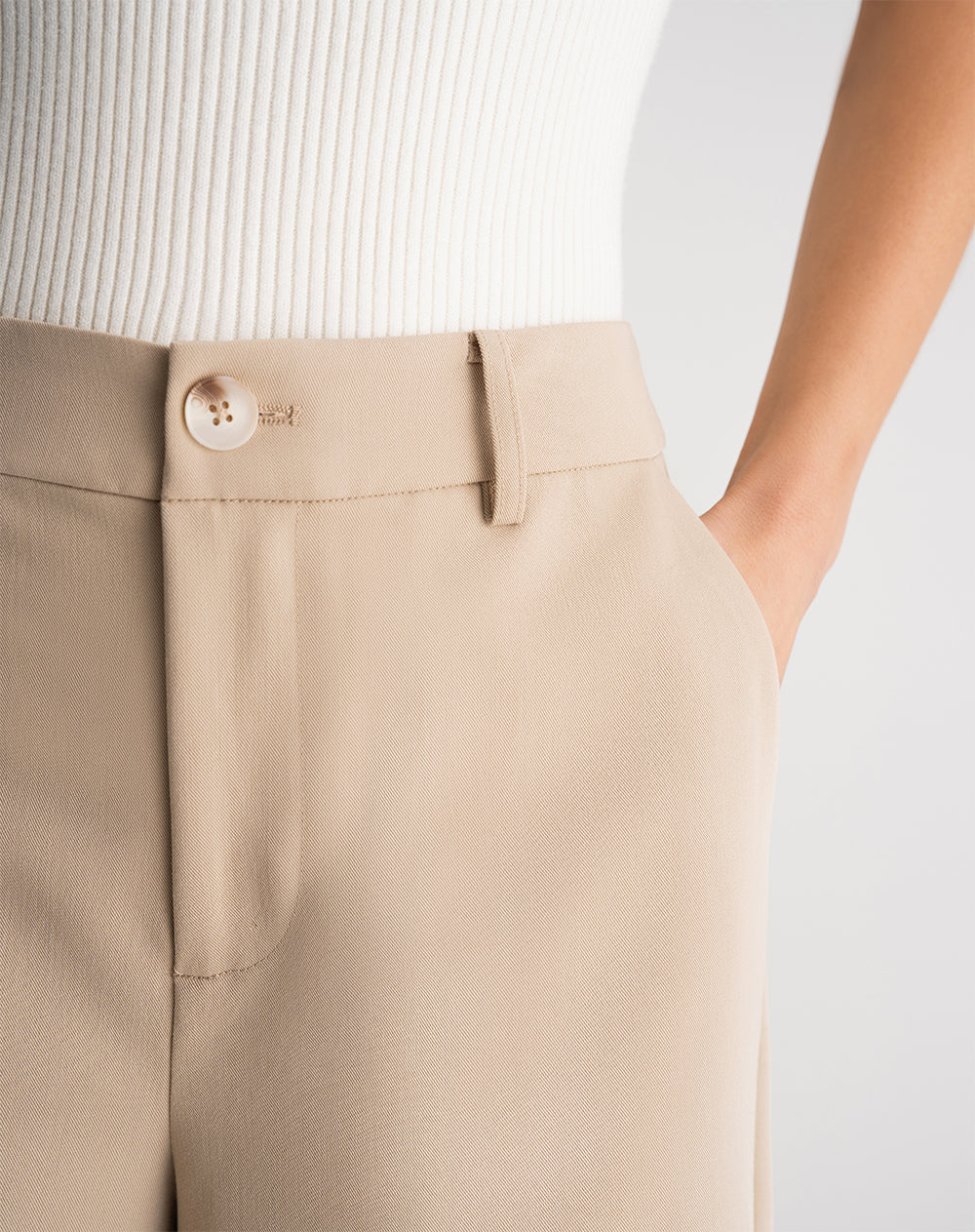 Pantalón regular fit tiro alto khaki